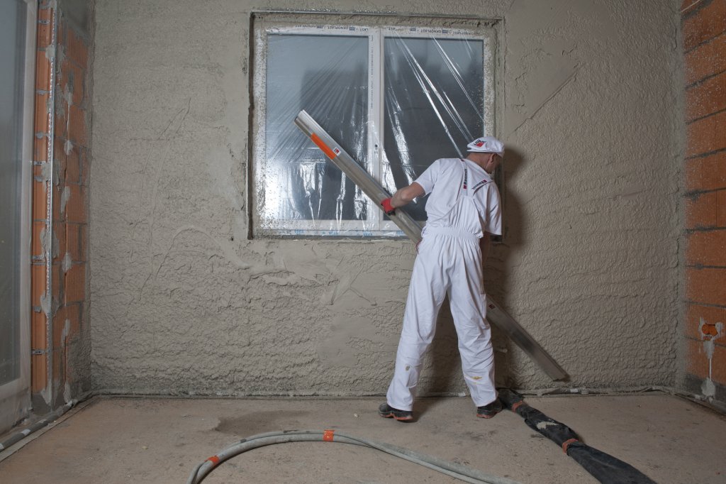 5_1_Sciaganie_tynku_lata_po_narzuceniu_na_sciane_m Gładki efekt w ekspresowym tempie, czyli instrukcja szybkiego tynkowania