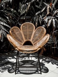 fotel rattanowy Monnarita kwiat Balkony, tarasy czy patio to przestrzeń, która wiosną i latem. Wymarzona oaza. Aranżacje tarasów i balkonów z Monnarita